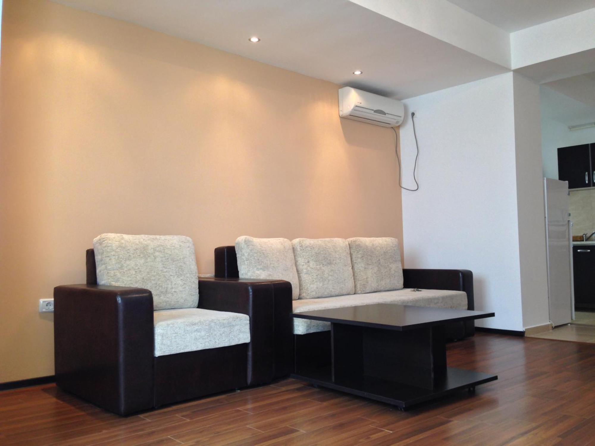 Summerland Apartment *
